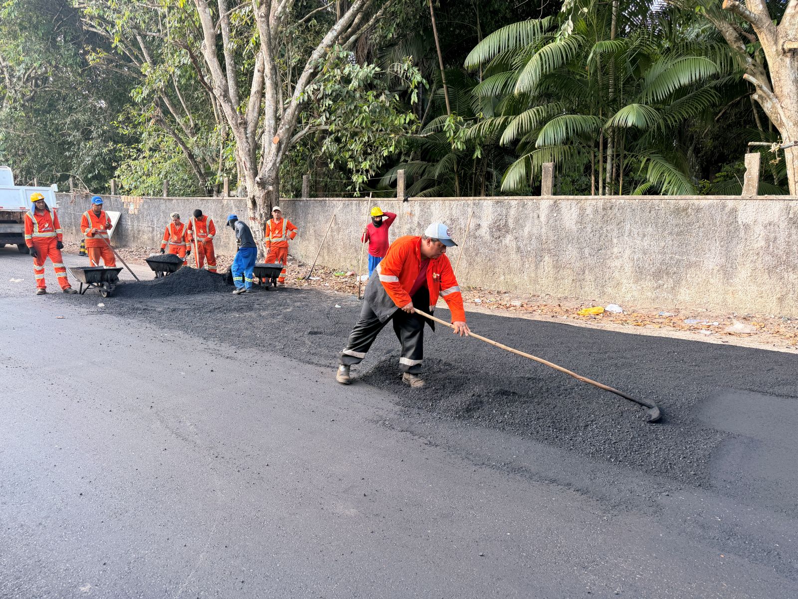 Prefeitura-de-Manaus-atende-moradores-e-leva-operacao-Tapa-Buracos-a-rua-Maracana-no-bairro-Redencao-4